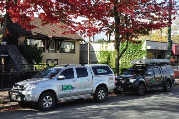 A Fiona e a tanajura se encontram novamente em frente ao Boteco Brasil, em Vancouver, no Canadá